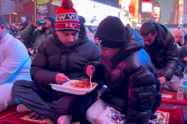 Muslims Hold Ramadan Tarawih Prayers at Times Square, Serve 2,000 Free Meals